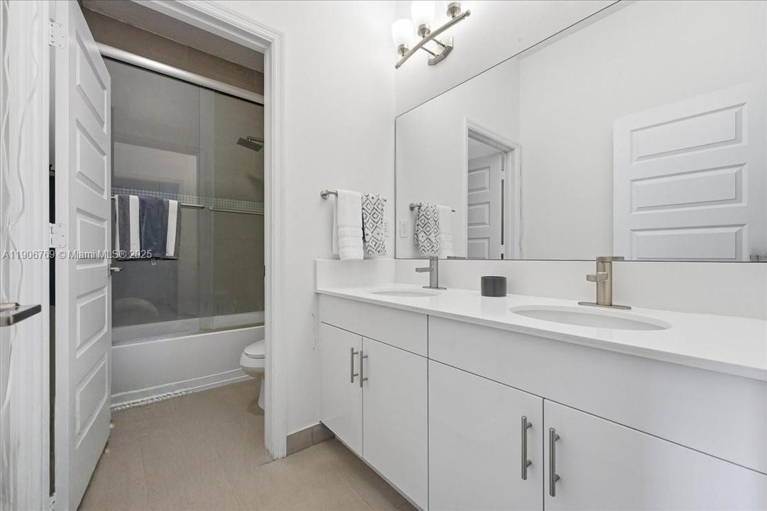 На продажу: $1,239,000 (5 спален, 4 ванн, 2702 Квадратных фут)