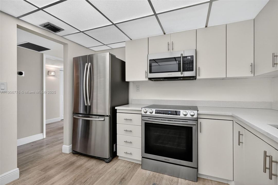 For Sale: $248,500 (1 beds, 1 baths, 918 Square Feet)