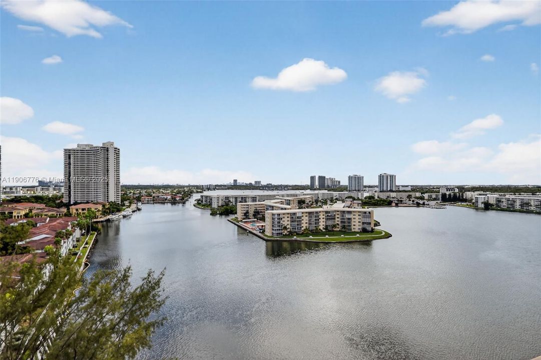 For Sale: $248,500 (1 beds, 1 baths, 918 Square Feet)