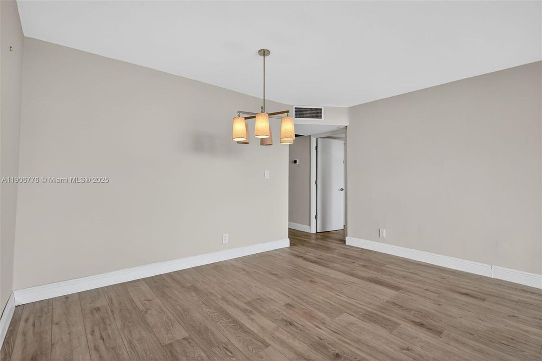For Sale: $248,500 (1 beds, 1 baths, 918 Square Feet)