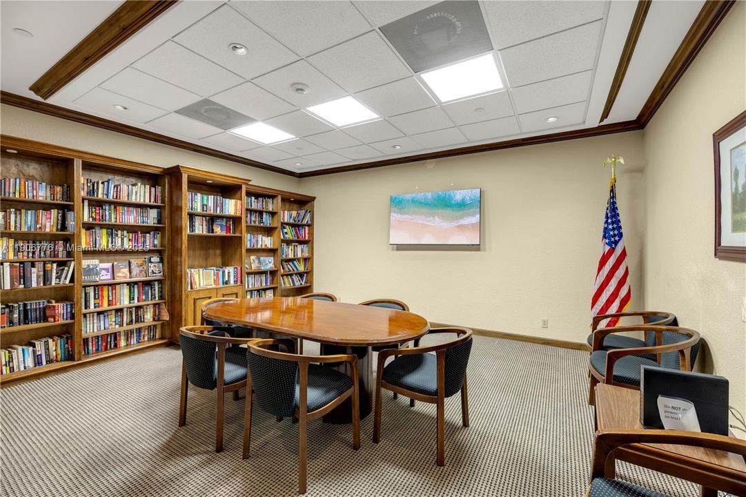 For Sale: $248,500 (1 beds, 1 baths, 918 Square Feet)