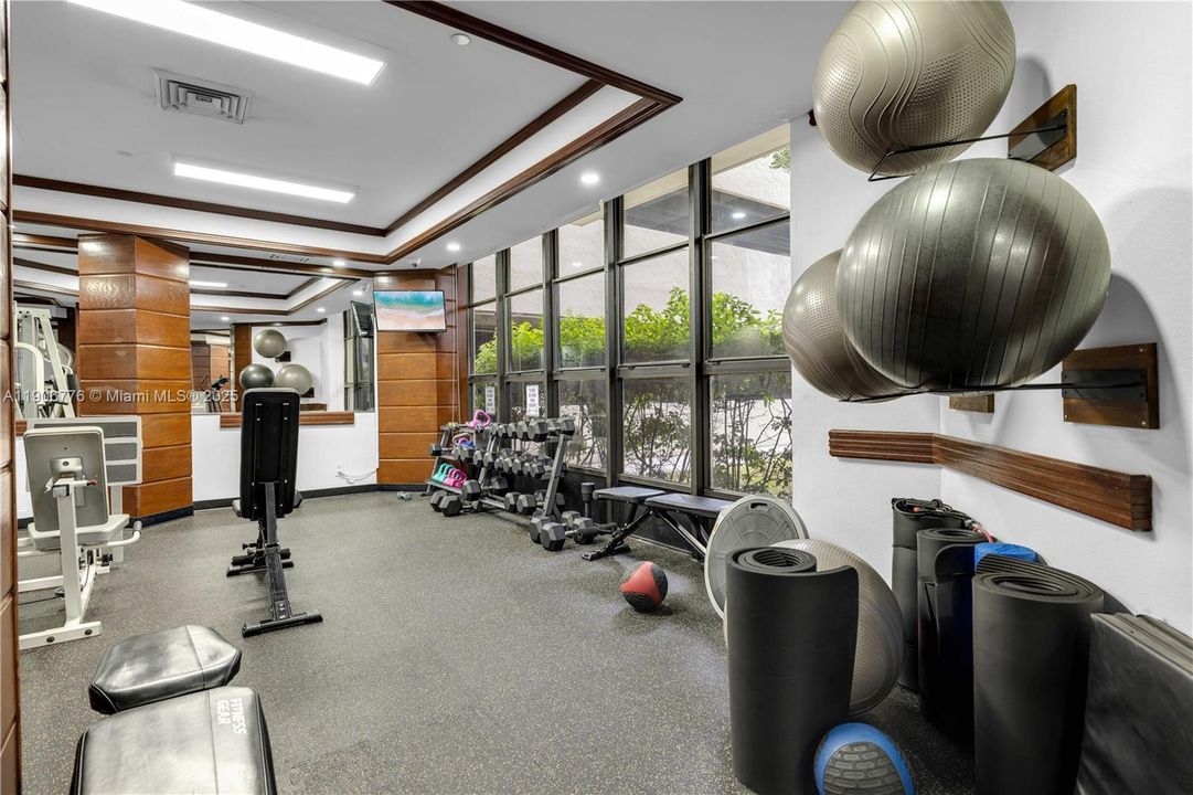 For Sale: $248,500 (1 beds, 1 baths, 918 Square Feet)