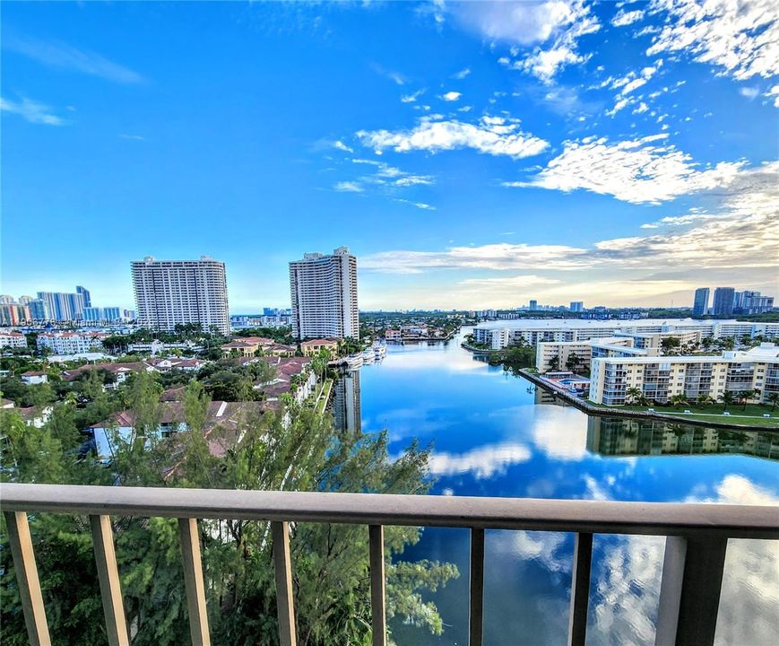 For Sale: $248,500 (1 beds, 1 baths, 918 Square Feet)