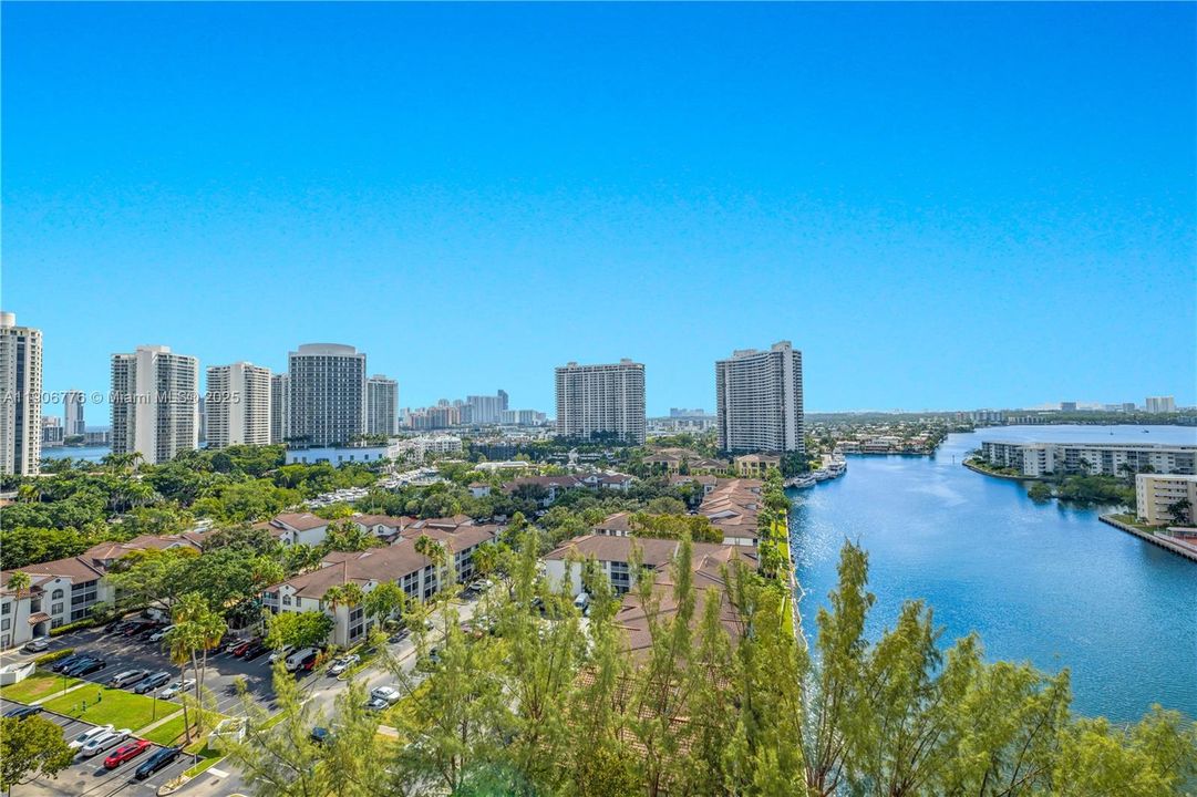 For Sale: $248,500 (1 beds, 1 baths, 918 Square Feet)