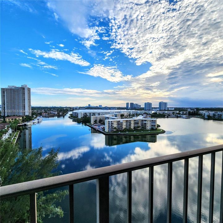 For Sale: $248,500 (1 beds, 1 baths, 918 Square Feet)