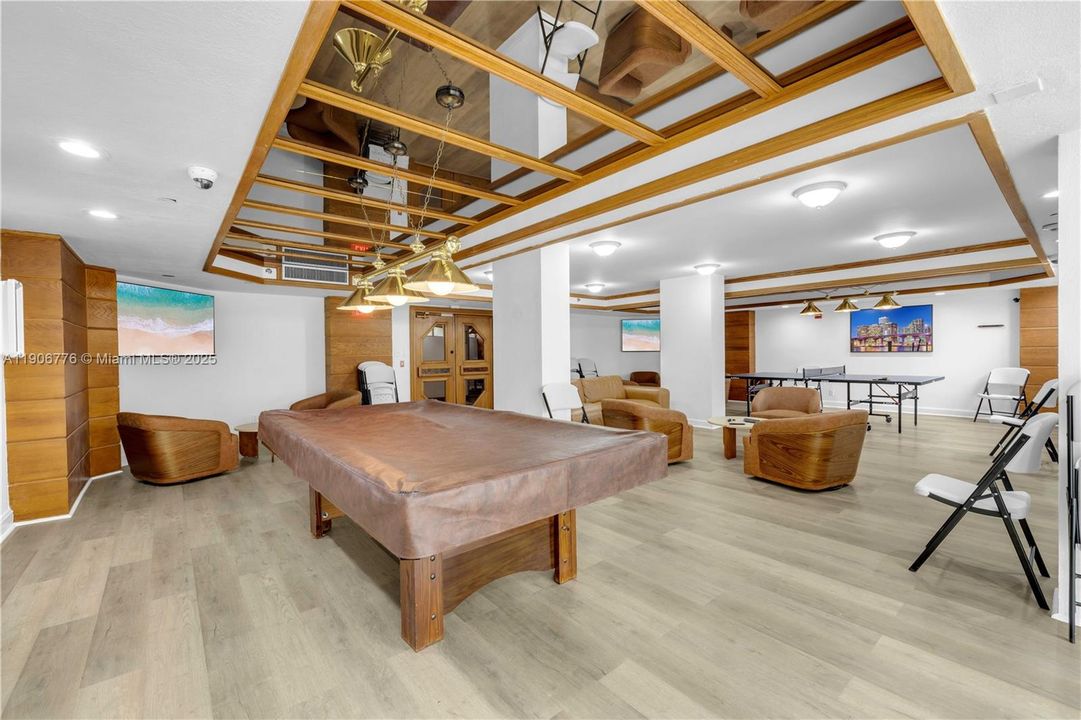 For Sale: $248,500 (1 beds, 1 baths, 918 Square Feet)