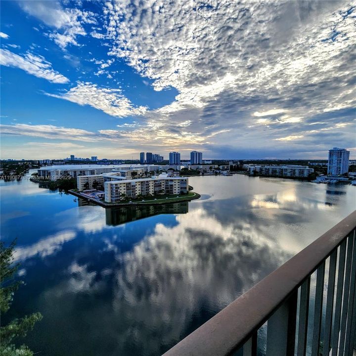 For Sale: $248,500 (1 beds, 1 baths, 918 Square Feet)