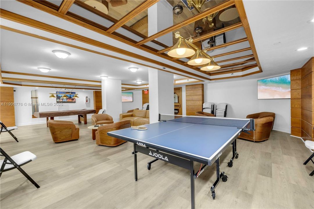 For Sale: $248,500 (1 beds, 1 baths, 918 Square Feet)