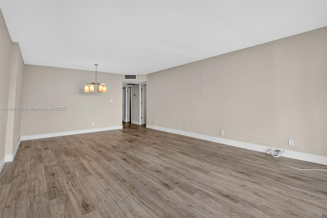 For Sale: $248,500 (1 beds, 1 baths, 918 Square Feet)