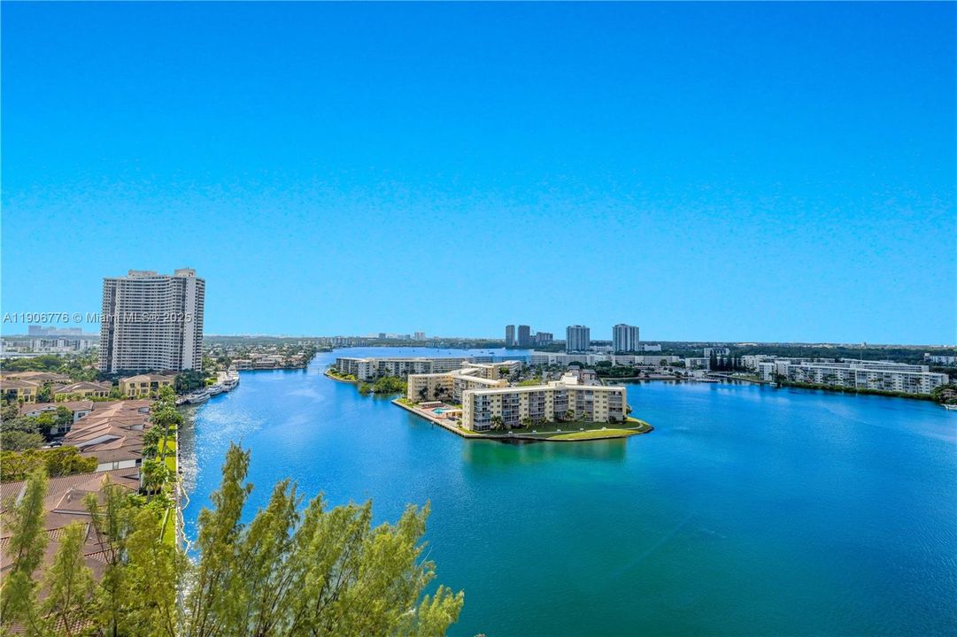 For Sale: $248,500 (1 beds, 1 baths, 918 Square Feet)