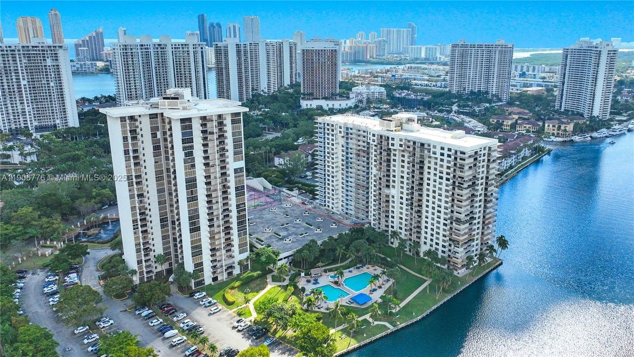 For Sale: $248,500 (1 beds, 1 baths, 918 Square Feet)