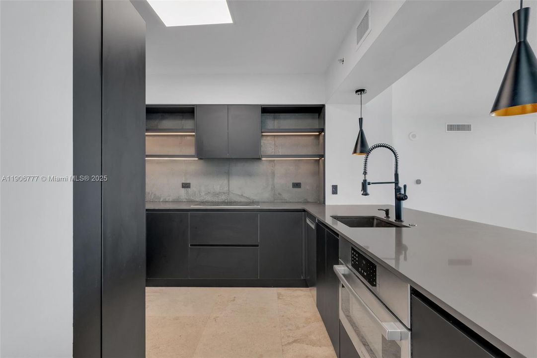 Active With Contract: $549,000 (2 beds, 2 baths, 1117 Square Feet)