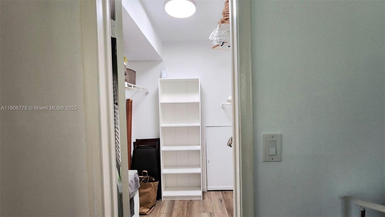 合同活跃: $1,600 (1 贝兹, 1 浴室, 900 平方英尺)