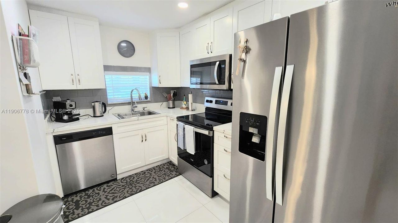 合同活跃: $1,600 (1 贝兹, 1 浴室, 900 平方英尺)