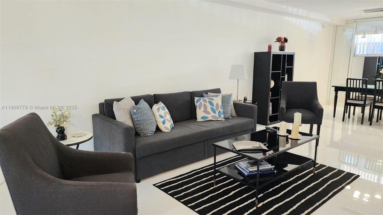 合同活跃: $1,600 (1 贝兹, 1 浴室, 900 平方英尺)