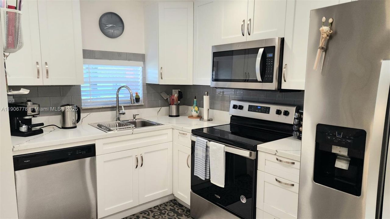 合同活跃: $1,600 (1 贝兹, 1 浴室, 900 平方英尺)