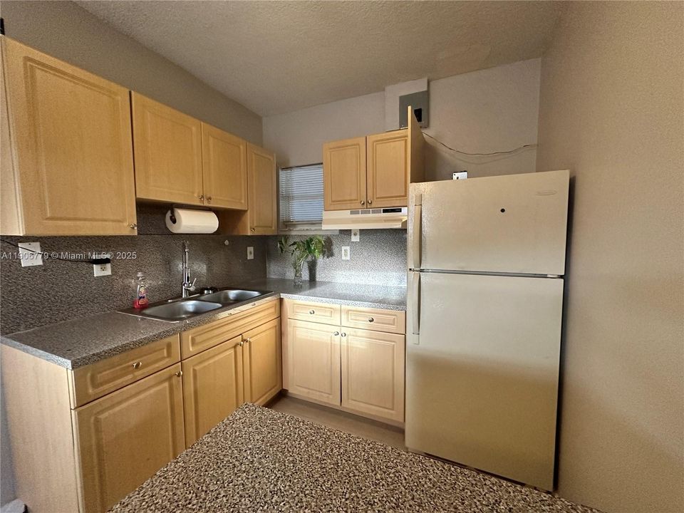 Под контрактом: $1,500 (1 спален, 1 ванн, 400 Квадратных фут)