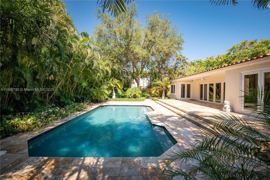 Под контрактом: $9,900 (3 спален, 3 ванн, 2198 Квадратных фут)