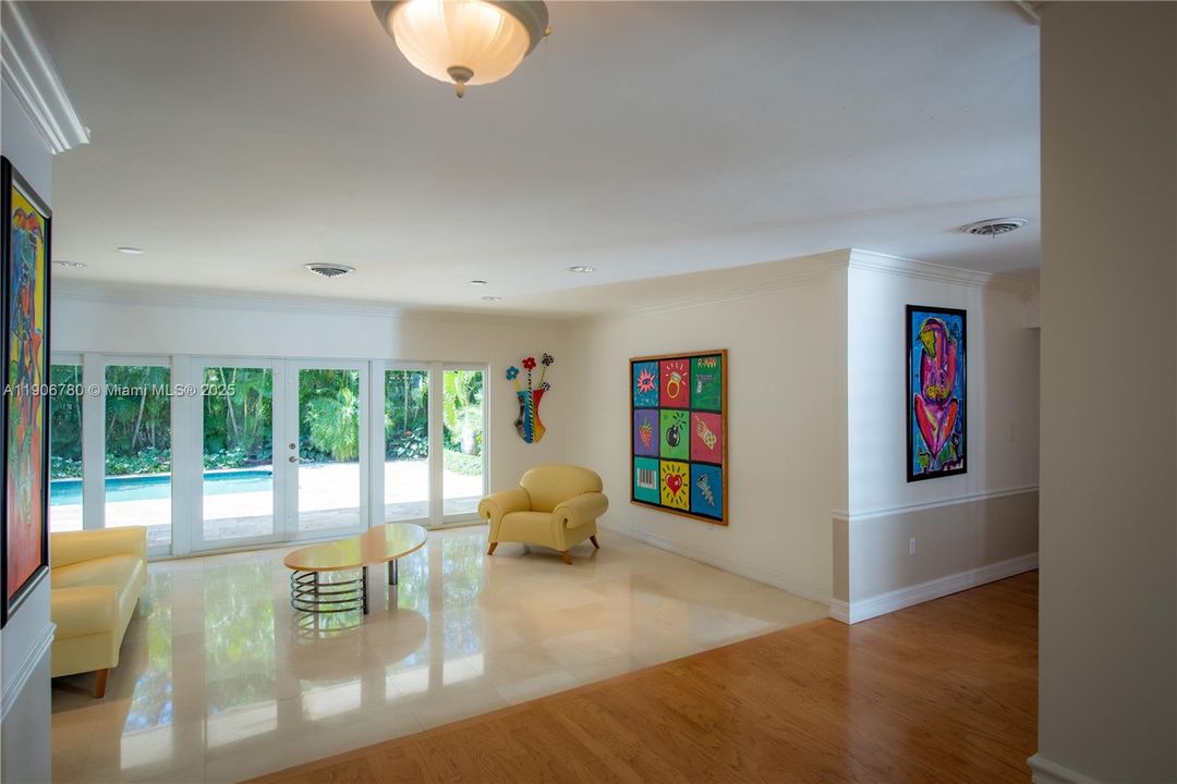 Под контрактом: $9,900 (3 спален, 3 ванн, 2198 Квадратных фут)