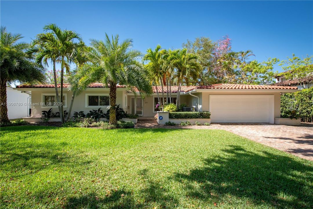 Под контрактом: $9,900 (3 спален, 3 ванн, 2198 Квадратных фут)