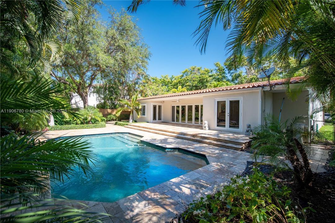 Под контрактом: $9,900 (3 спален, 3 ванн, 2198 Квадратных фут)