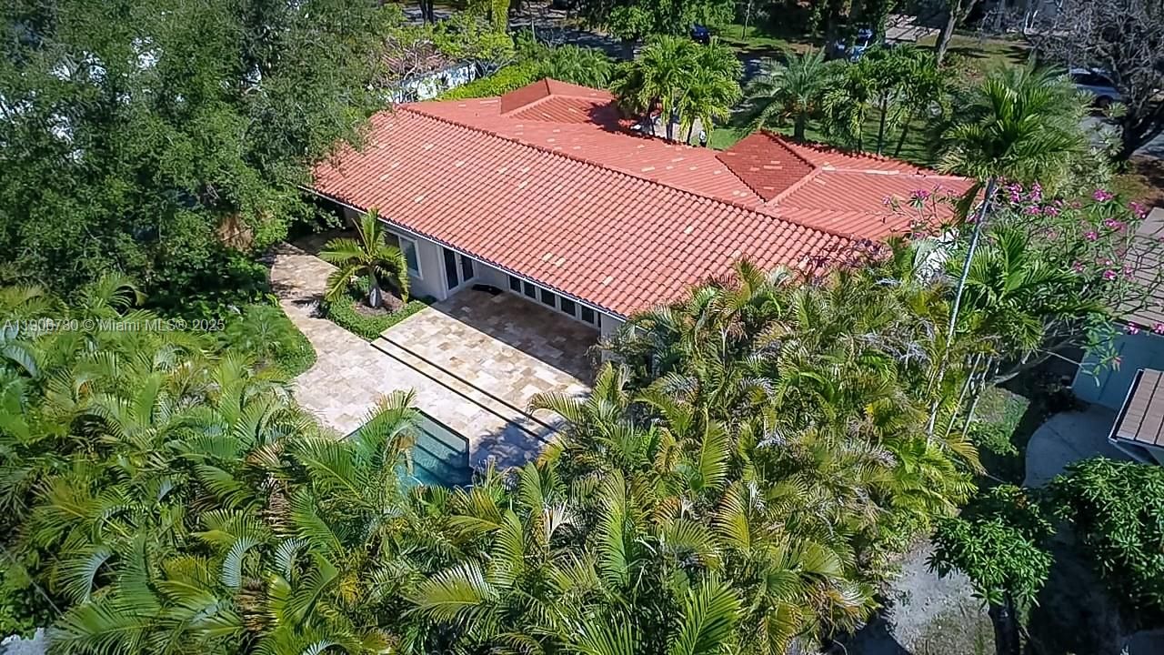 Под контрактом: $9,900 (3 спален, 3 ванн, 2198 Квадратных фут)