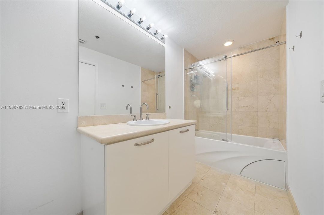 合同活跃: $3,950 (1 贝兹, 1 浴室, 819 平方英尺)