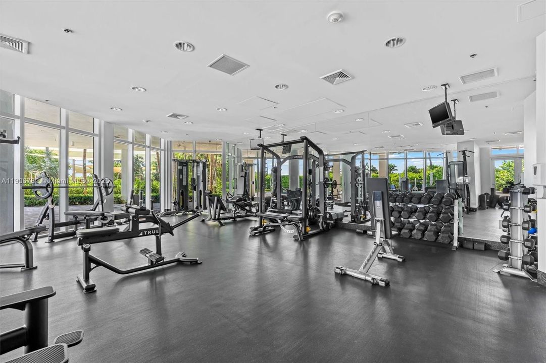 合同活跃: $3,950 (1 贝兹, 1 浴室, 819 平方英尺)