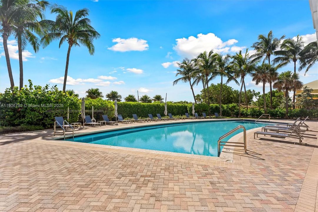 合同活跃: $3,950 (1 贝兹, 1 浴室, 819 平方英尺)