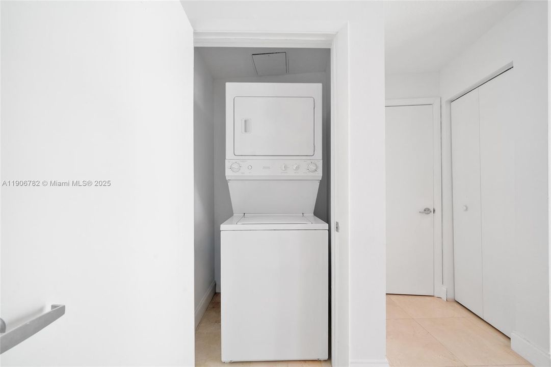 合同活跃: $3,950 (1 贝兹, 1 浴室, 819 平方英尺)