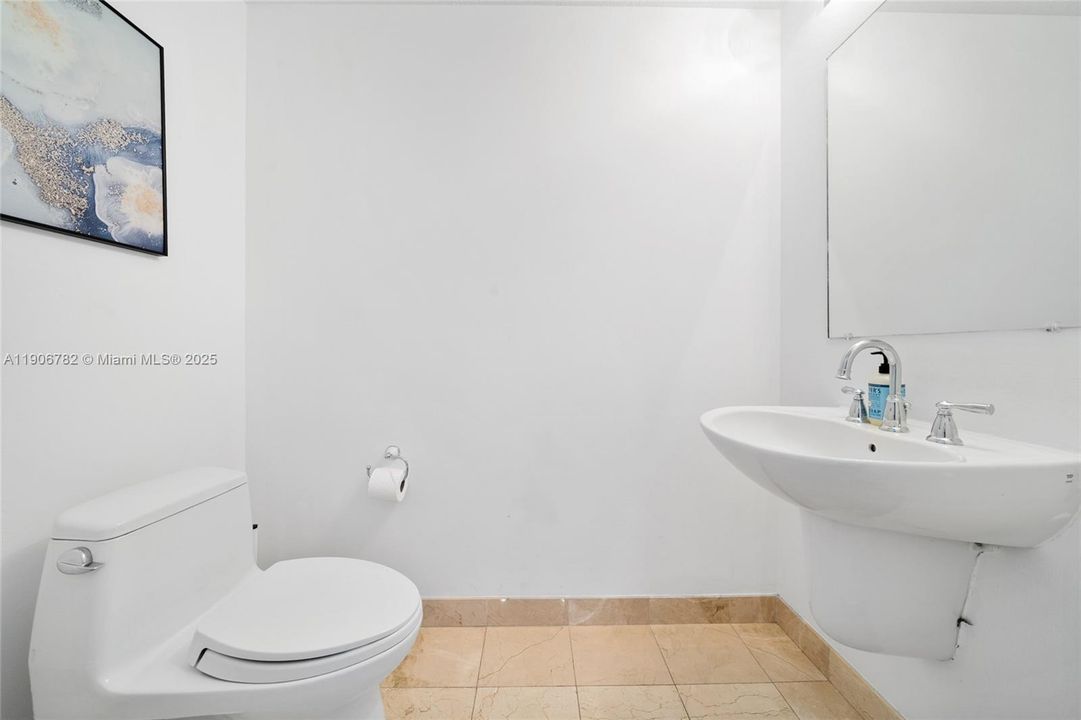 合同活跃: $3,950 (1 贝兹, 1 浴室, 819 平方英尺)