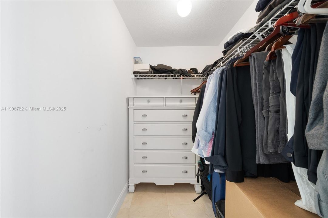 合同活跃: $3,950 (1 贝兹, 1 浴室, 819 平方英尺)