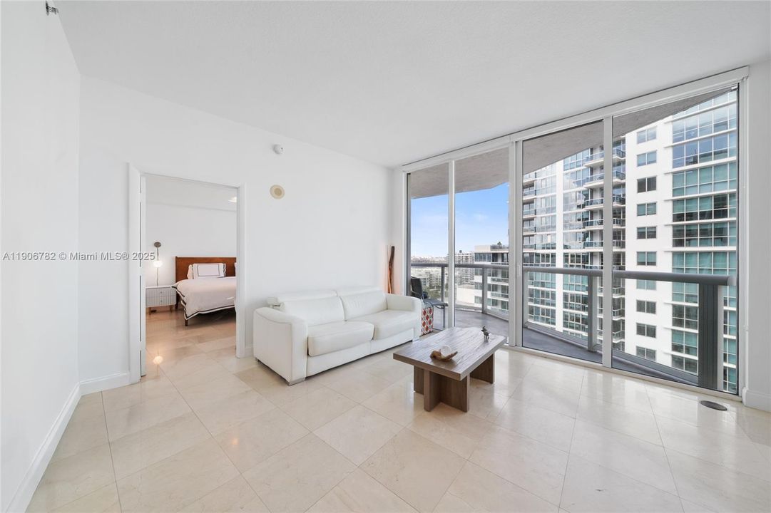 合同活跃: $3,950 (1 贝兹, 1 浴室, 819 平方英尺)