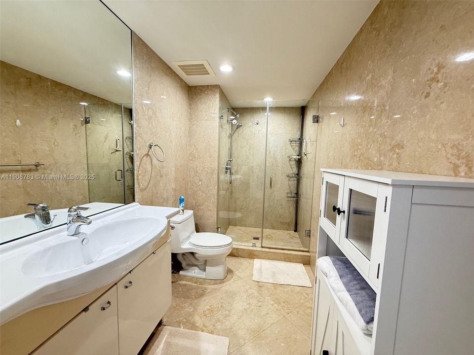 出租: $4,200 (1 贝兹, 1 浴室, 844 平方英尺)