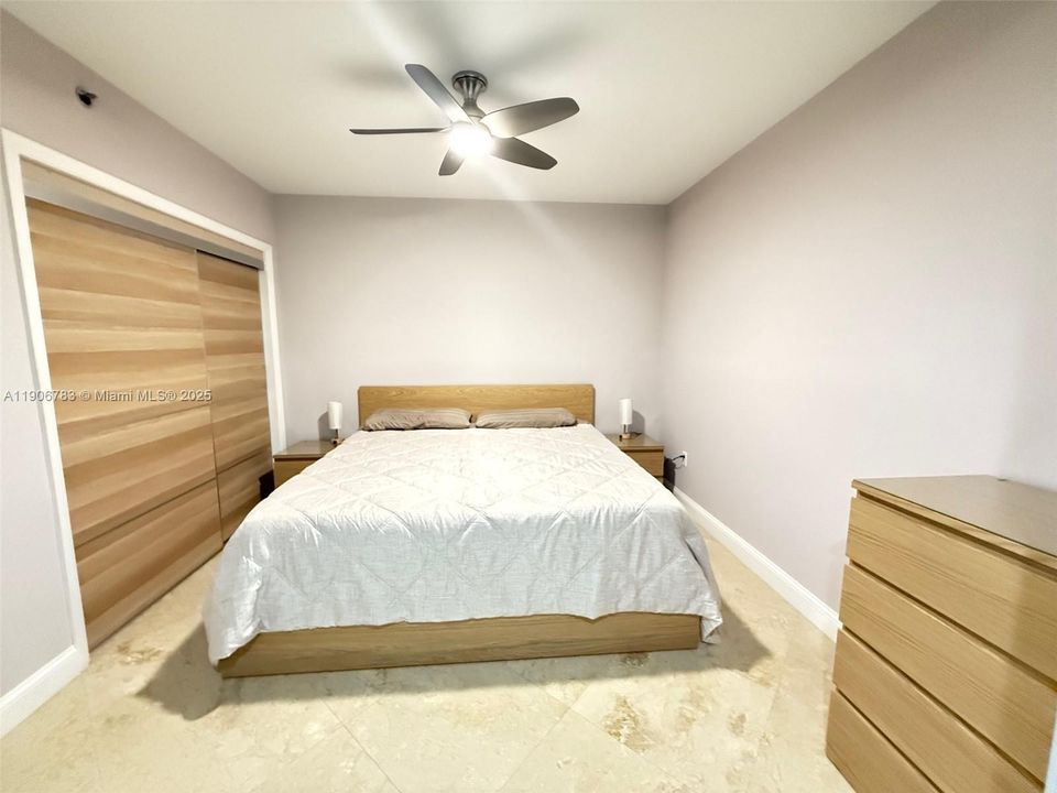 出租: $4,200 (1 贝兹, 1 浴室, 844 平方英尺)