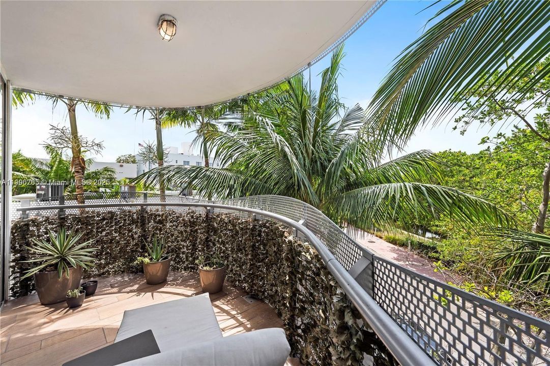 For Sale: $990,000 (2 beds, 2 baths, 1234 Square Feet)