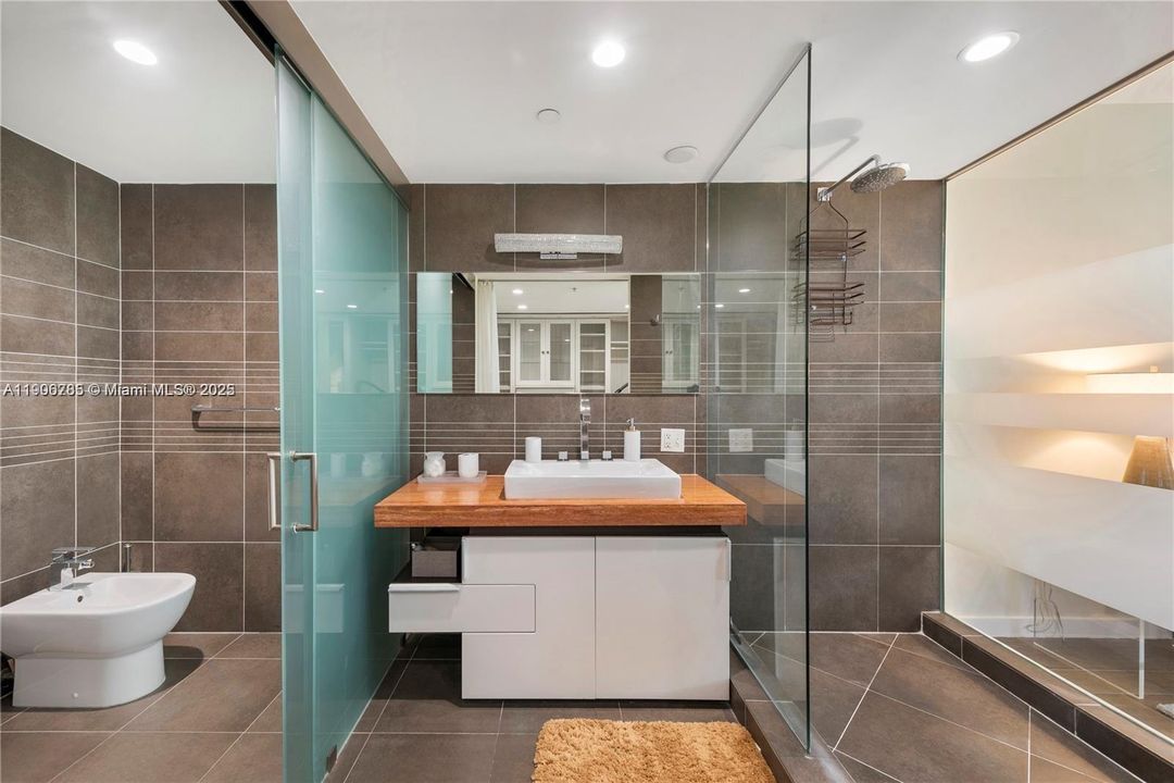 For Sale: $990,000 (2 beds, 2 baths, 1234 Square Feet)