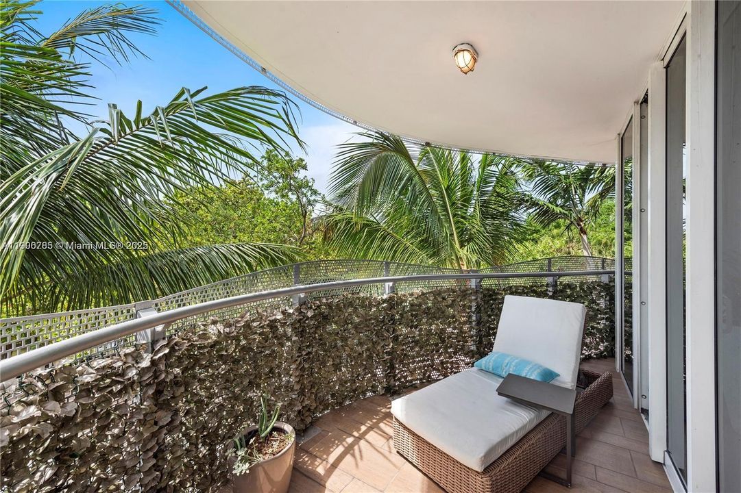 For Sale: $990,000 (2 beds, 2 baths, 1234 Square Feet)