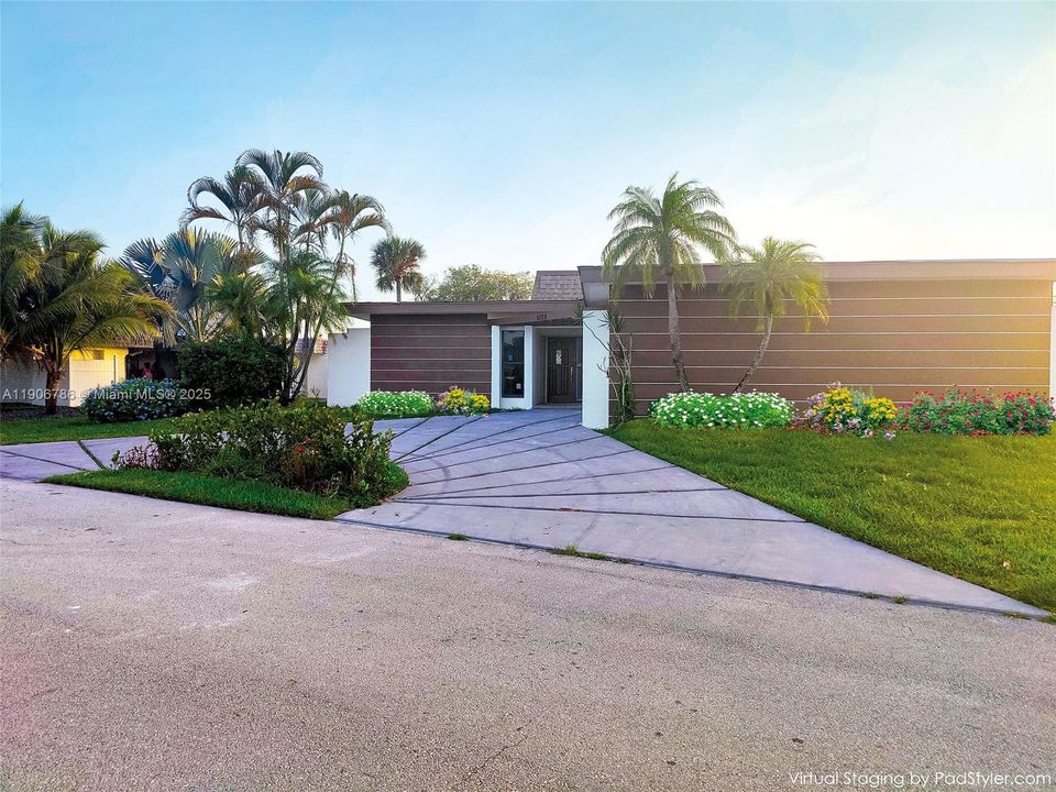 For Rent: $4,600 (3 beds, 3 baths, 2787 Square Feet)