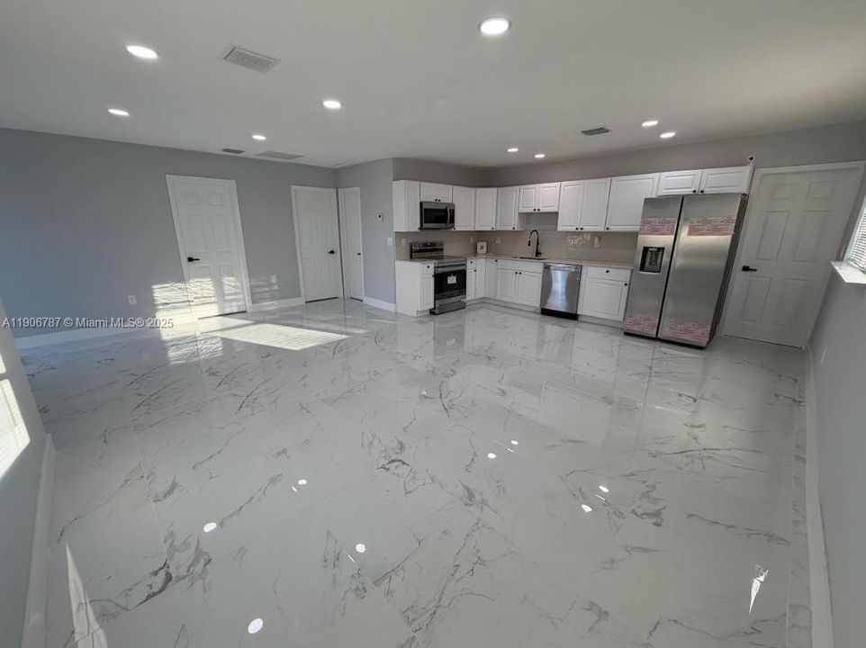 For Sale: $499,900 (4 beds, 2 baths, 1124 Square Feet)