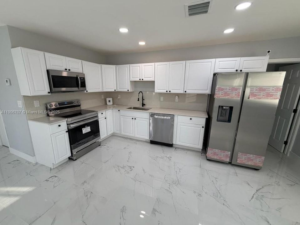 For Sale: $499,900 (4 beds, 2 baths, 1124 Square Feet)