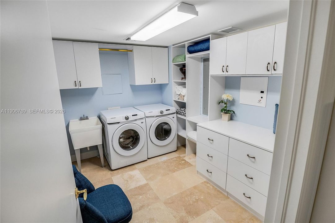 Den / Service Room