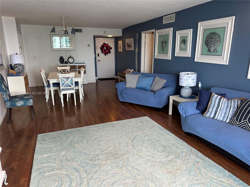 合同活跃: $3,500 (2 贝兹, 2 浴室, 1290 平方英尺)