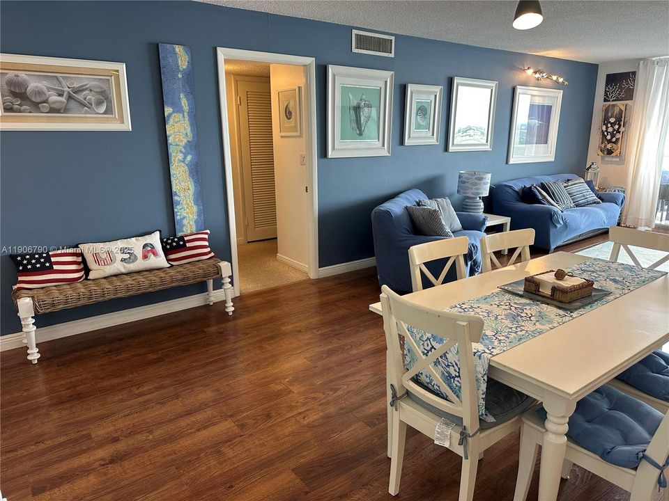 合同活跃: $3,500 (2 贝兹, 2 浴室, 1290 平方英尺)