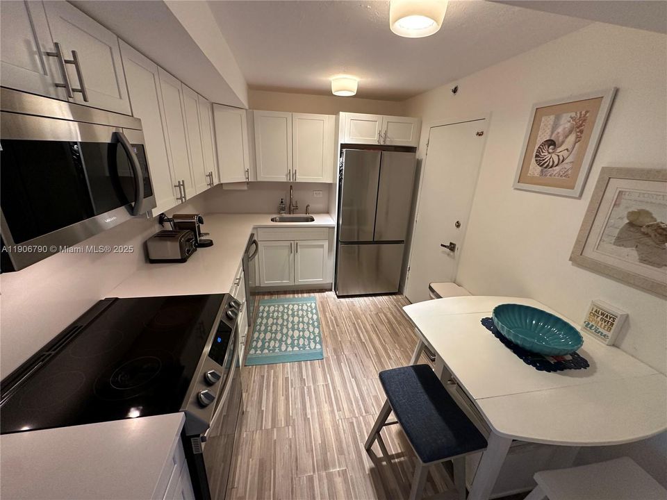 合同活跃: $3,500 (2 贝兹, 2 浴室, 1290 平方英尺)