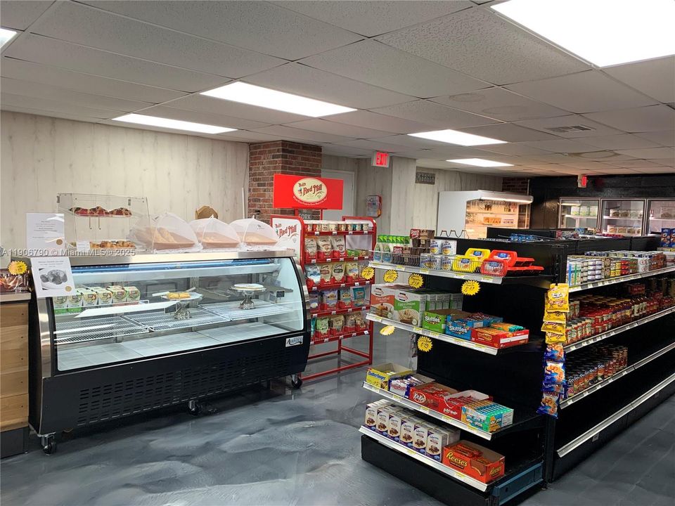 合同活跃: $3,500 (2 贝兹, 2 浴室, 1290 平方英尺)