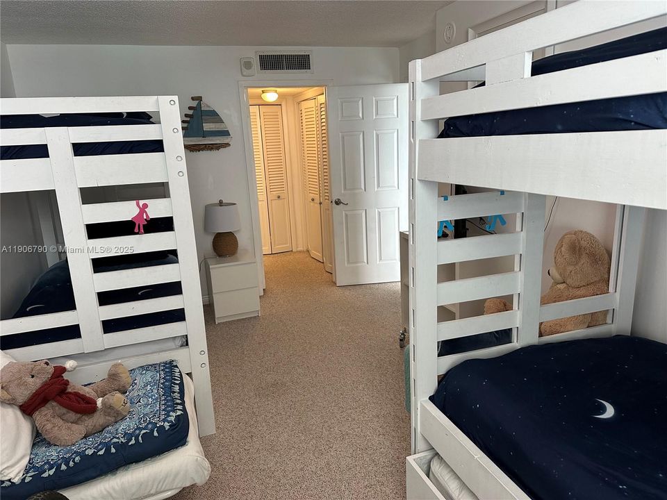 合同活跃: $3,500 (2 贝兹, 2 浴室, 1290 平方英尺)