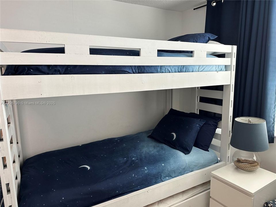 合同活跃: $3,500 (2 贝兹, 2 浴室, 1290 平方英尺)