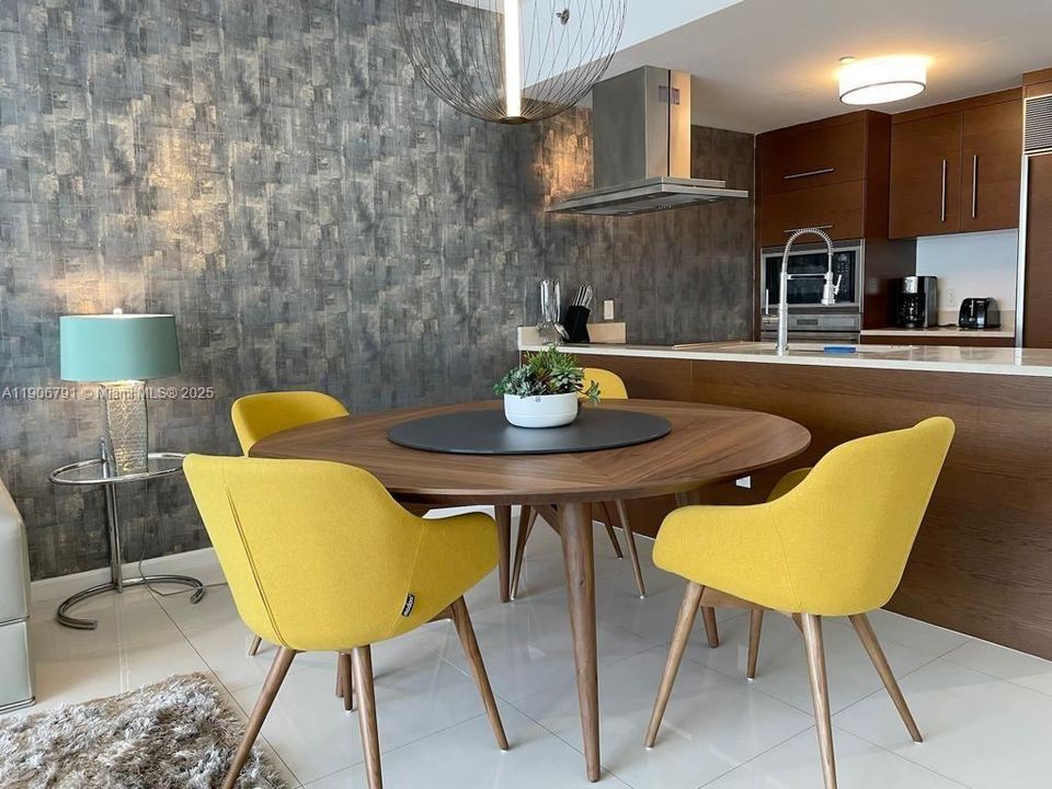 出租: $4,600 (1 贝兹, 1 浴室, 842 平方英尺)