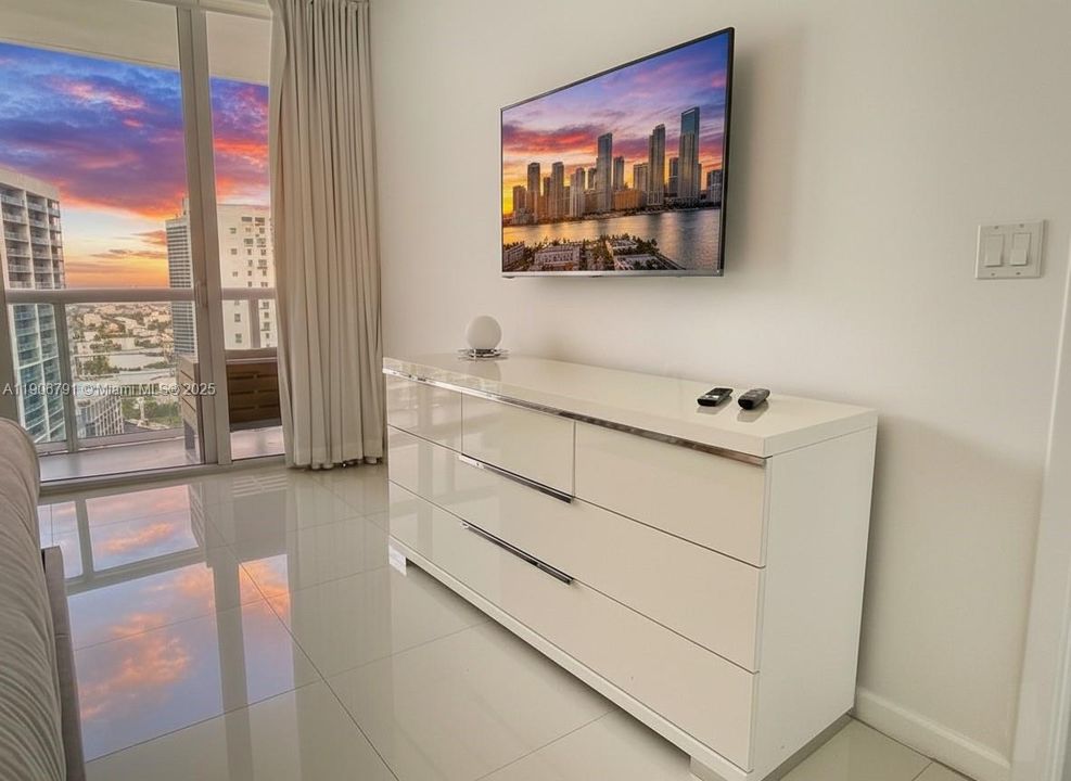 出租: $4,600 (1 贝兹, 1 浴室, 842 平方英尺)